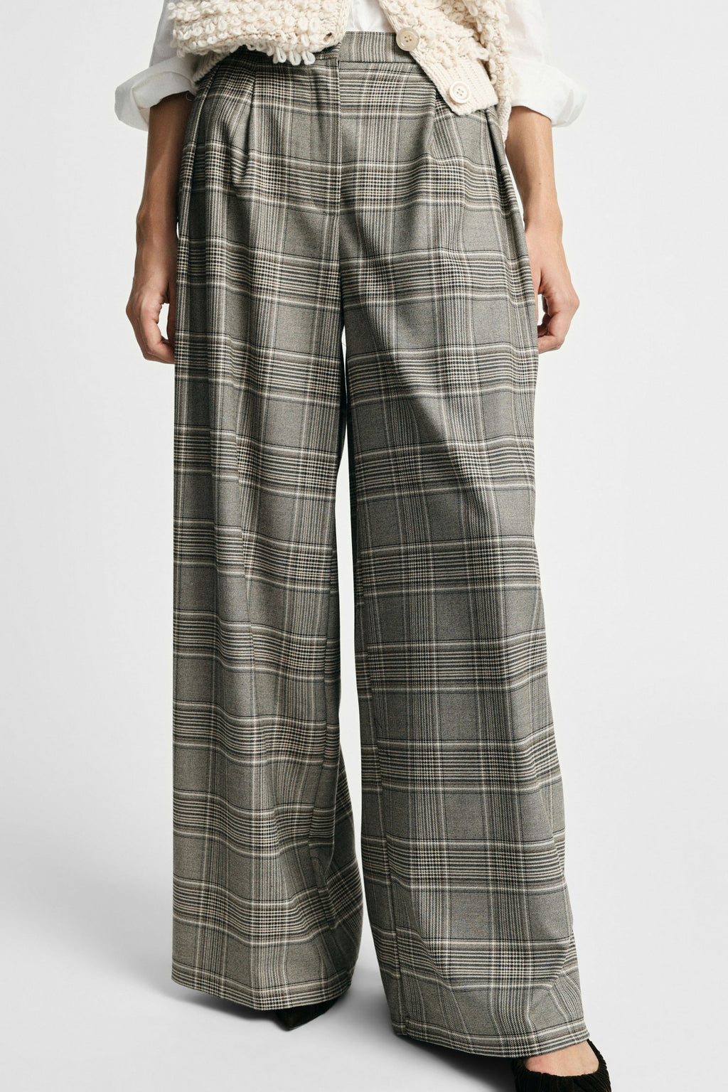 Jupe-culotte plissée prince-de-galles Beige et chocolat, porté profil, coloris beige et chocolat – Please