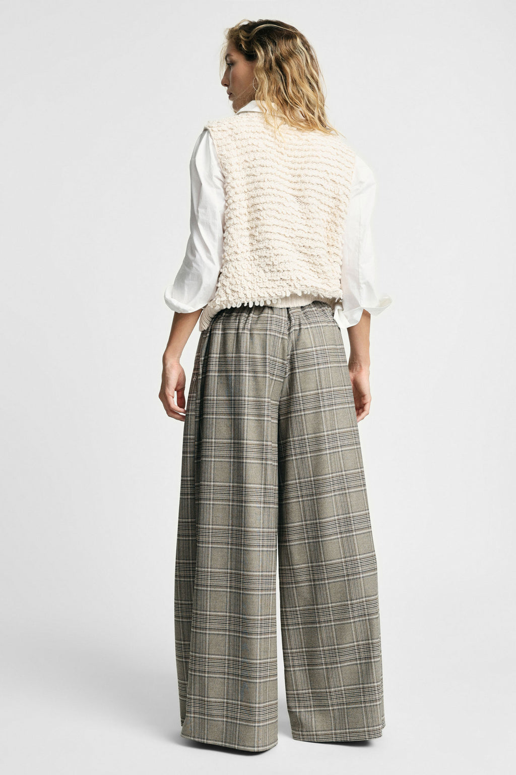 Jupe-culotte plissée prince-de-galles Beige et chocolat, porté dos, coloris beige et chocolat – Please