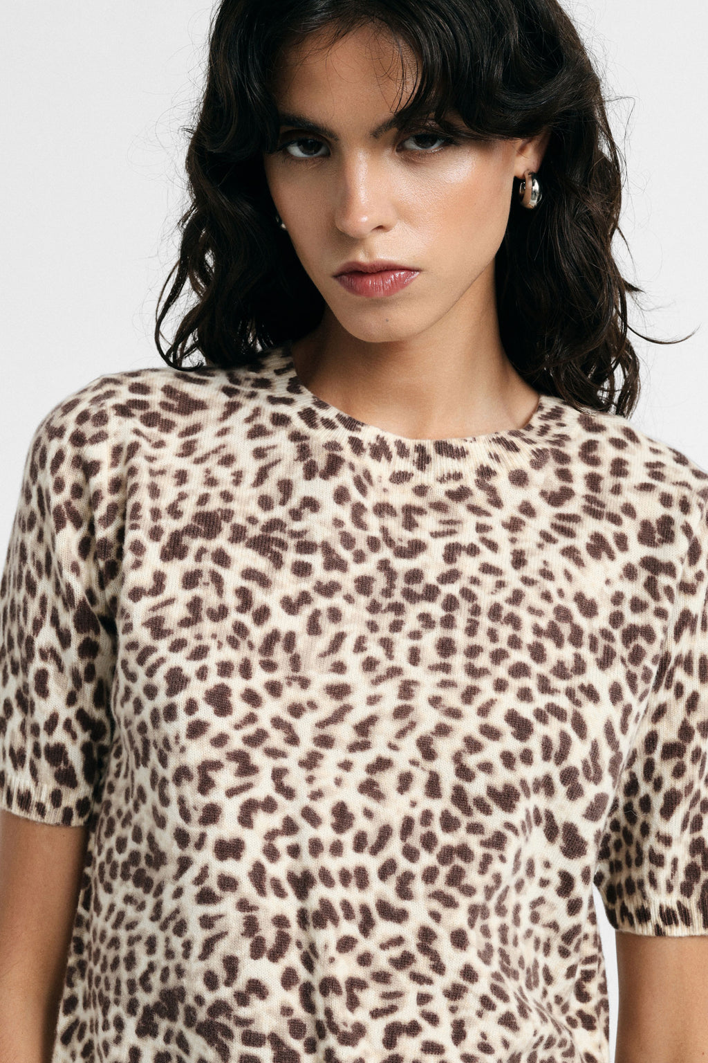 Pull manches courtes femme en laine jacquard léopard, vue de profil – Please