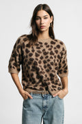 Pull femme manches courtes à motif léopard, porté – Please