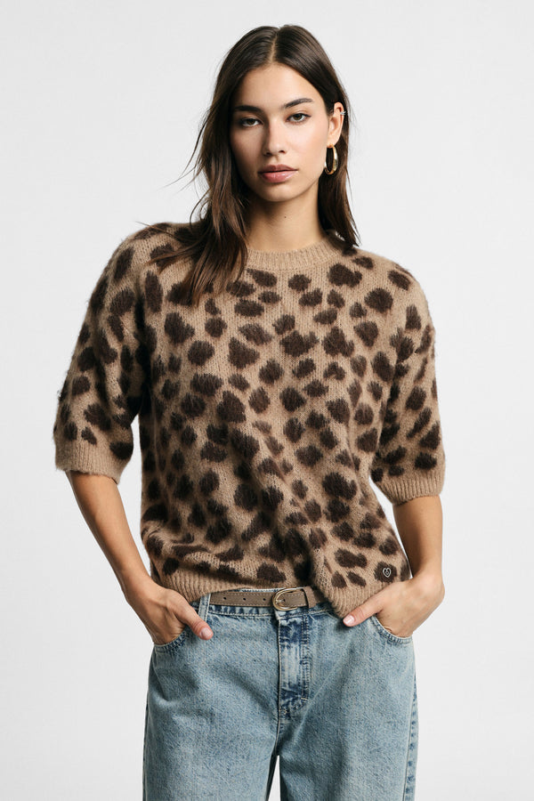 Pull femme manches courtes à motif léopard, porté – Please