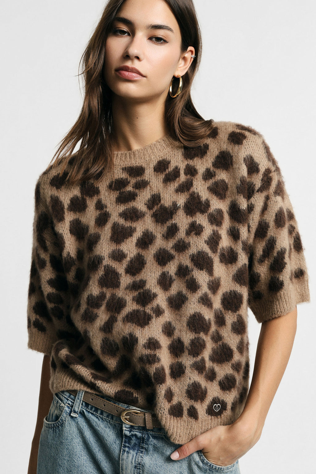 Pull femme manches courtes à motif léopard, vue de profil – Please