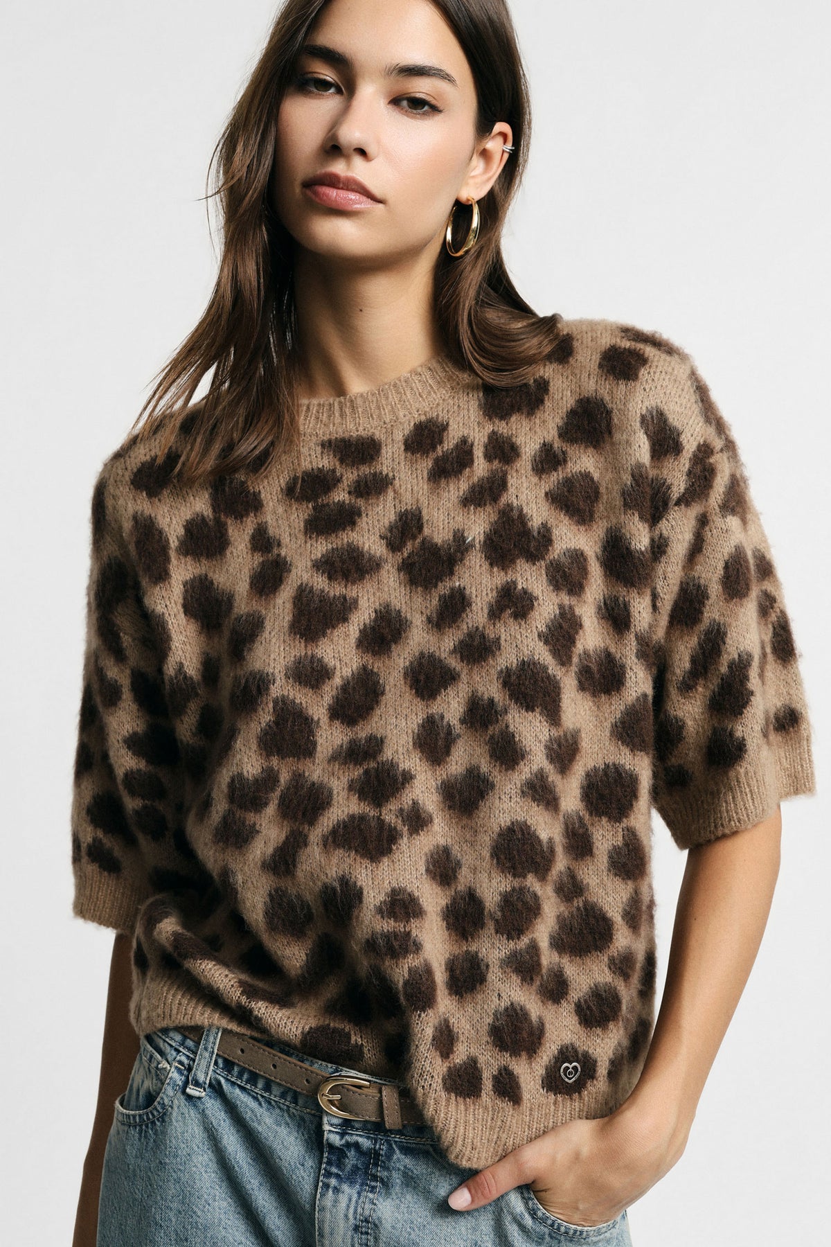Pull femme manches courtes à motif léopard, vue de profil – Please