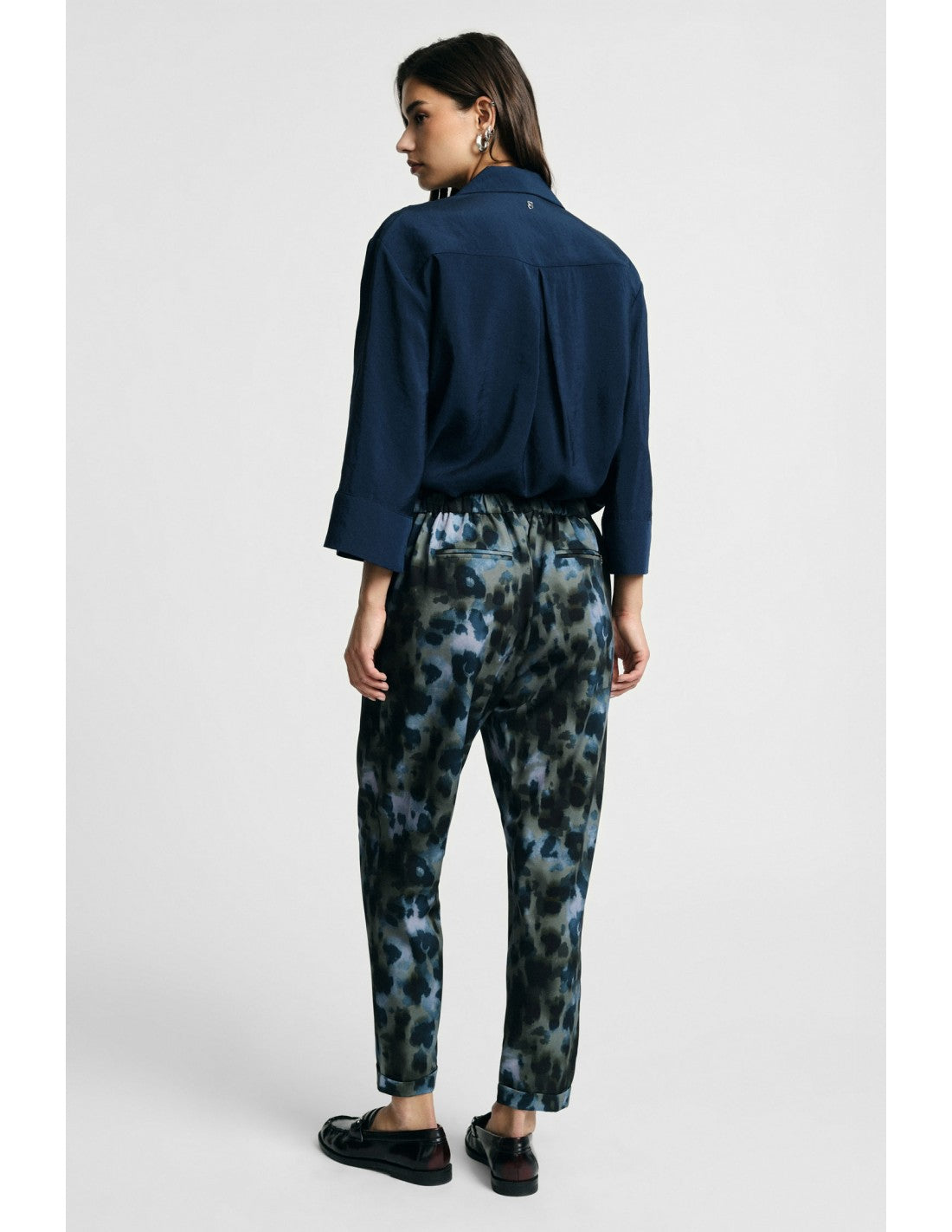 Pantalon fluide forme carotte imprimé feuillage Bleu et kaki Please