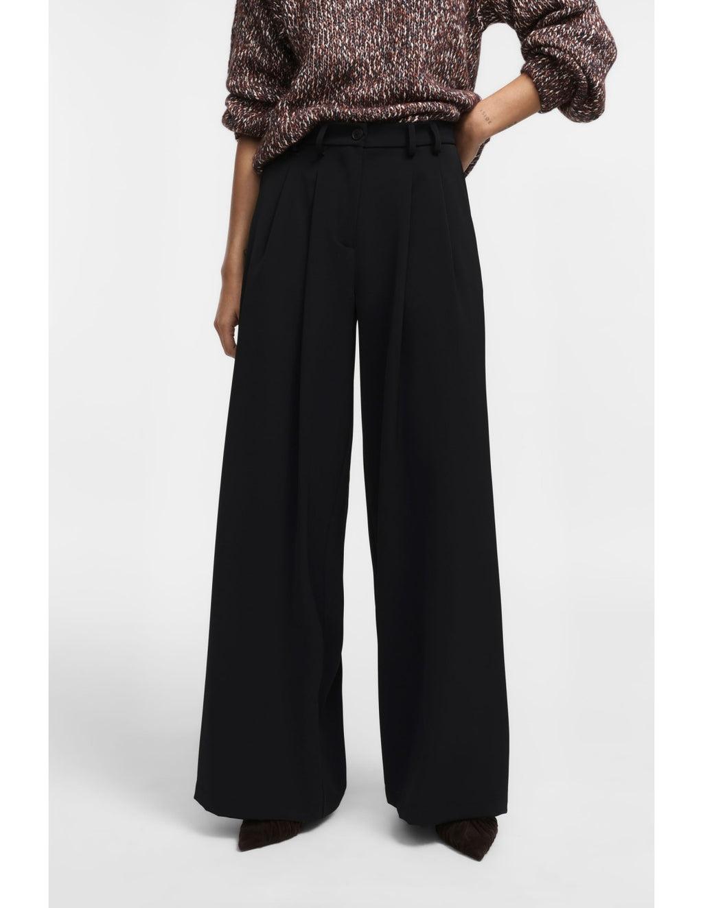 Please Pantalon Noir à doubles pinces et jambes évasées en crêpe